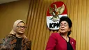Menteri Kesehatan Nila Moelok (kanan) dan Pimpinan BPOM, Penny Lukito usai memberikan keterangan terkait penerapan tentang obat E-Katalog di KPK, Jakarta, Rabu (19/10). (Liputan6.com/Helmi Afandi)