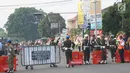 Petugas kepolisian melakukan pengalihan arus lalu lintas di Jalan Letjen Suprapto, Solo, Rabu (8/11). Jalan menuju gedung Graha Saba akan dialihkan dan ditutup selama proses pernikahan Kahiyang Ayu dan Bobby Nasution. (Liputan6.com/Angga Yuniar)