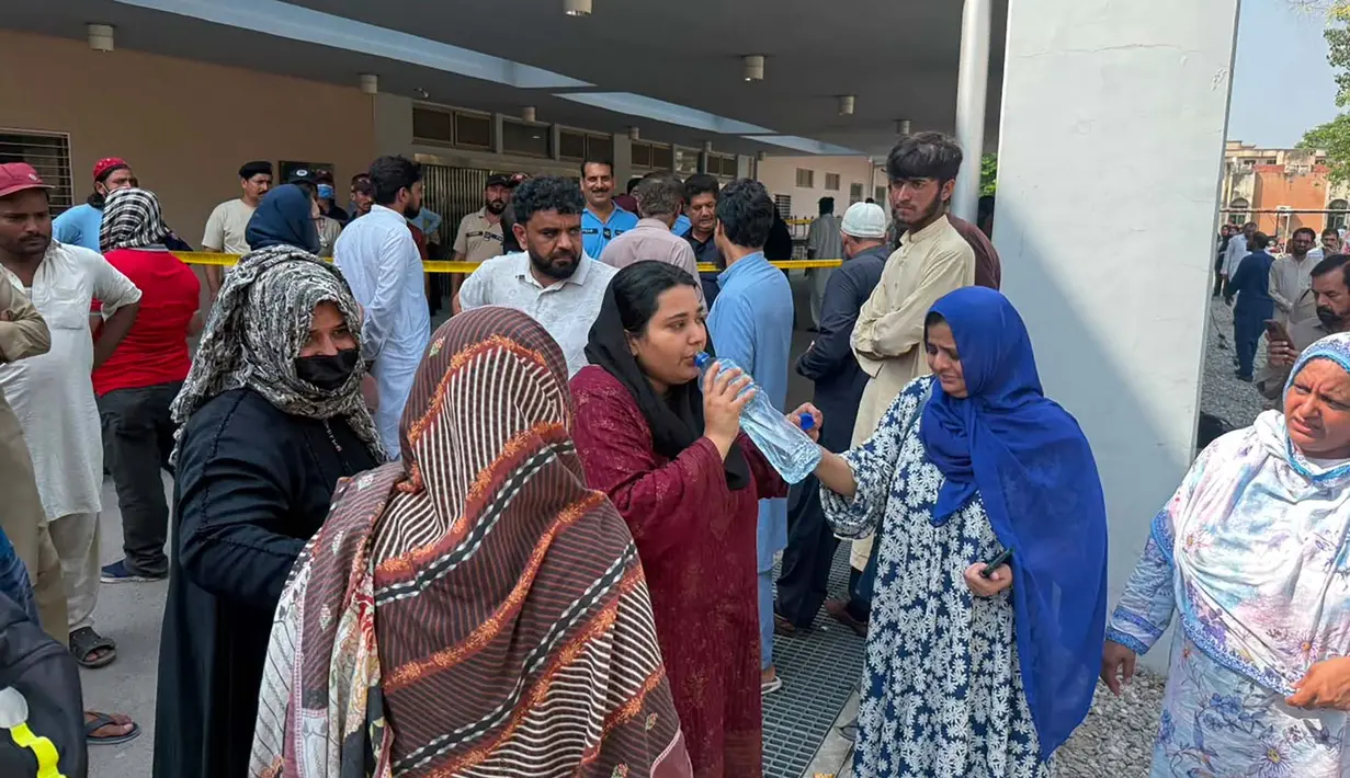 Kerabat anak-anak yang meninggal dalam kebakaran rumah sakit berkumpul di rumah sakit tersebut di Islamabad, Pakistan, Rabu, 26 Agustus 2026. (Foto AP/M. Yousaf)