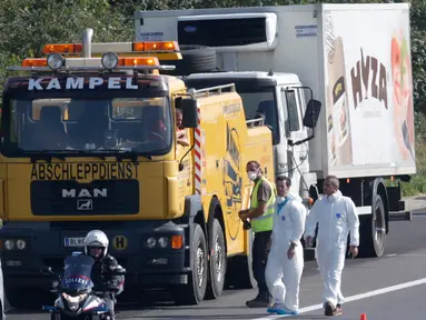 Sebanyak 50 imigran gelap ditemukan tewas di sebuah truk yang diparkir di sebuah jalan tol di Austria, dekat perbatasan Hongaria, Kamis (27/8/2015). Indikasi awal mereka tewas karena kekurangan oksigen. (REUTERS/Heinz-Peter Bader)