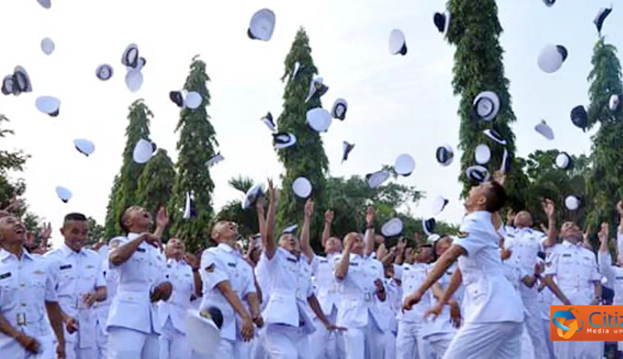 Citizen6, Surabaya: 183 bintara baru yang telah lulus dari Dikmaba PK TNI AL mengungkapkan kegembiraannya dengan dengan melemparkan topi keudara. (Pengirim: Kobangdikal).