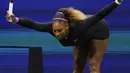 Petenis Amerika Serikat, Serena Williams memberikan isyarat saat berhadapan dengan petenis Ukraina, Elina Svitolina pada babak semifinal AS Terbuka 2019 di USTA Billie Jean King National Tennis Center, Rabu (5/9/2019). Serena menang tanpa kesulitan dua set langsung, 6-3, 6-1. (Timothy A. CLARY/AFP)