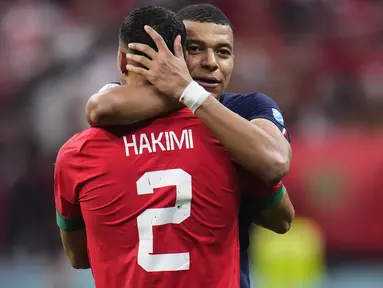 Pemain Prancis,&nbsp;Kylian Mbappe memeluk pemain Maroko, Achraf Hakimi setelah laga semifinal Piala Dunia 2022 yang berlangsung di Al Bayt Stadium, Qatar, Rabu (14/12/2022) waktu setempat. (AP Photo/Manu Fernandez)