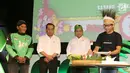 CEO dan Founder Go-Jek Nadiem Makarim memotong tumpeng disaksikan Menhub Budi Karya Sumadi dan Menkominfo Rudiantara, saat peluncuran layanan Go-Jek dari Sabang hingga Merauke di Jakarta, Rabu (15/8). (Liputan6.com/Fery Pradolo)