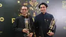 Felix K Nesi dan Reza Rahadian berfoto bersama Piala Citra FFI pada malam penganugerahan di Taman Ismail Marzuki (TIM) Jakarta pada Kamis (20/11/2025) malam. (Kapanlagi.com/Budy Santoso)