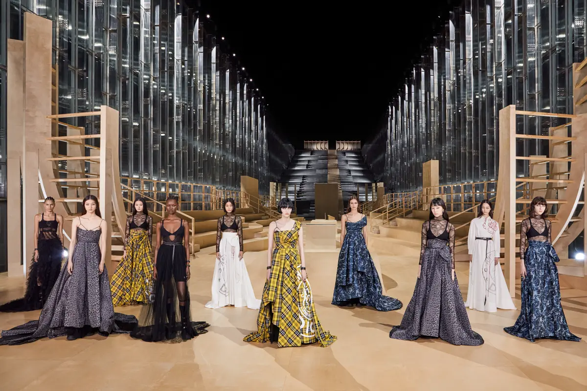 Pertama di Seoul, Show Dior Fall 2022 Jadi Momen Reuni Jisoo BLACKPINK dengan Jung Hae In