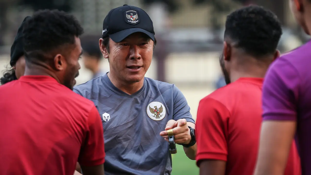 Foto: Momen Jenaka Shin Tae-yong saat Latihan Timnas Indonesia, Bandingkan Tinggi Badan Riko dan Jeje hingga Bingung Bedakan Duo Sayuri