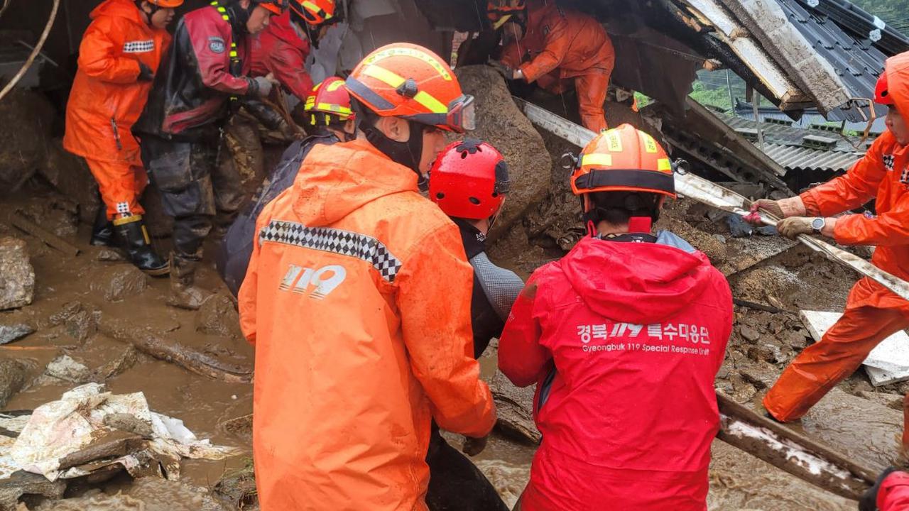Jumlah korban tewas tersebut disampaikan langsung oleh tim penyelamat yang saat ini masih terus berjuang menjangkau orang-orang yang masih terperangkap dalam tanah longsor di Yecheon.