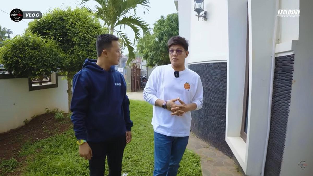 Rumah Andika memiliki halaman yang luas dan asri dengan sejumlah pohon dan tanaman.