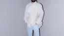 Reza Rahadian tampil simpel menawan dengan atasan lengan panjang berwarna putih dan celana jeans. [Foto: Document/FIMELA]