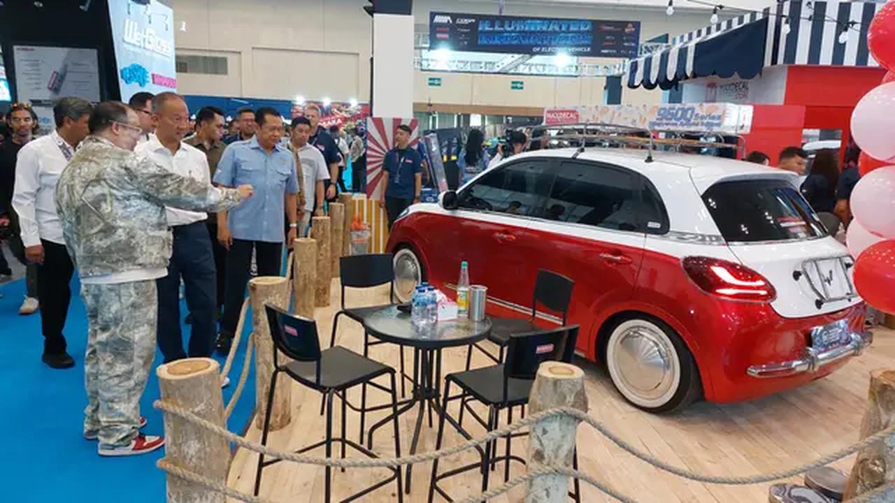 Menteri Perindustrian Agus Gumiwang Kartasasmita melihat dari dekat 