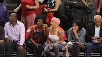Aksi 'Nakal' Rihanna Saat Nonton NBA
