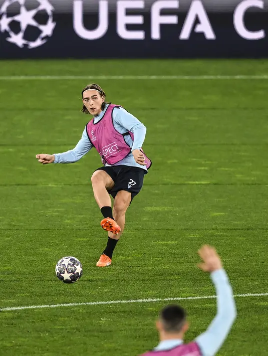 Gelandang Club Brugge Casper Nielsen menghadiri sesi latihan bersama rekan satu timnya menjelang bersua Benfica pada pada leg kedua babak 16 besar Liga Champions 2022/2023, di stadion Luz, Lisbon, Senin (6/3/2023). Pelatih Club Brugge, Scott Parker menegaskan, timnya akan tampil habis-habisan demi mendulang kemenangan kontra Benfica. (PATRICIA DE MELO MOREIRA / AFP)