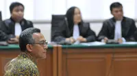 Ketua PTUN Medan, Tripeni Irianto Putro saat menjalani sidang perdananya di Pengadilan Tipikor, Jakarta, Kamis (8/10/2015). (Liputan6.com/Andrian M Tunay)