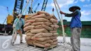 Pekerja tengah memindahkan semen di Pelabuhan Sunda Kelapa, Jakarta, Selasa (7/2). Hal tersebut seiring dengan pembangunan infrastruktur yang sedang gencar dilaksanakan pemerintah. (Liputan6.com/Angga Yuniar)