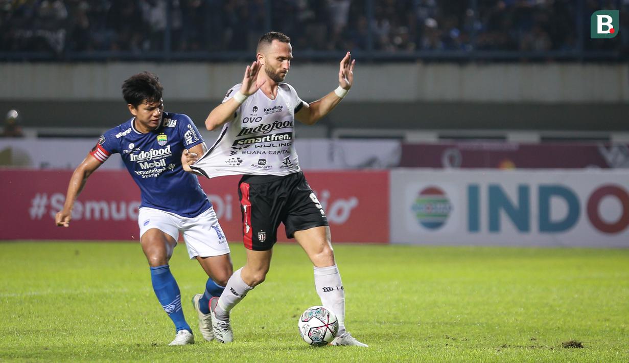 Kapten Persib Bandung, Achmad Jufriyanto menjadi pilar penting bagi skuat Robert Alberts. Selain sukses memimpin rekan-rekannya di lapangan, ia juga mampu mengawal lini pertahanan Maung Bandung dengan penampilan yang solid. Hasilnya, ia mampu membawa Persib Bandung lolos ke perempat final usai mentas dari grup neraka dengan predikat pimpinan klasemen. (Bola.com/Bagaskara Lazuardi)
