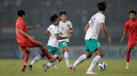 Pemain Timnas Indonesia U-19,&nbsp;Arkhan Fikri (dua kiri)&nbsp;dilanggar oleh pemain Myanmar, Lann San Aung (kiri) dalam pertandingan babak penyisihan Grup A Piala AFF U-19 yang berlangsung di Stadion Patriot Candrabhaga, Bekasi, Minggu (10/7/2022). (Bola.com/M Iqbal Ichsan)