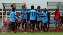 Pemain Timnas Myanmar saat latihan resmi laga persahabatan melawan Timnas Indonesia U-22 di Stadion Pakansari, Kab Bogor, Senin (20/3). Timnas Indonesia U-22 akan melakoni laga uji coba lawan Myanmar, (21/3). (Liputan6.com/Helmi Fithriansyah)