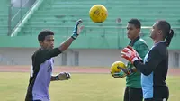 Mantan kiper Persis, Agung Prasetyo (kiri), kini bergabung dengan PSS Sleman. (Bola.com/Romi Syahputra)