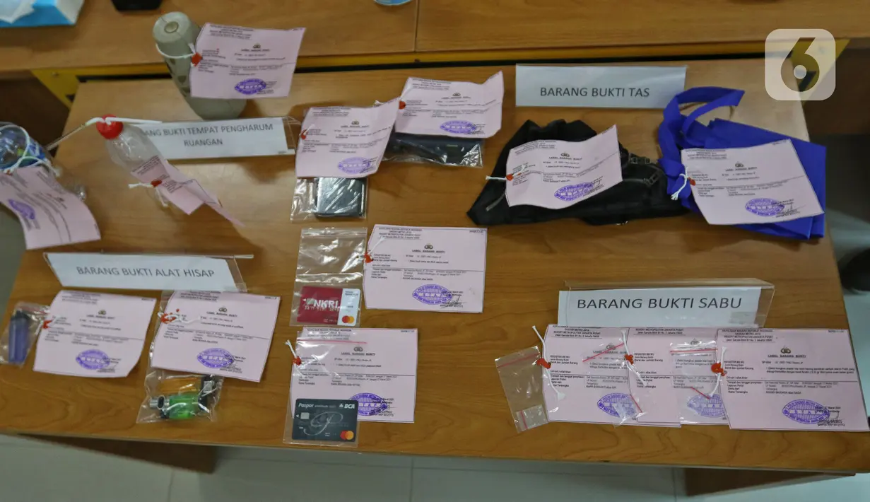 Barang bukti kasus kepemilikan narkotika hasil penangkapan atas artis peran Agung Saga di Polres Metro Jakarta Pusat, Rabu (31/3/2021). Agung Saga kembali ditangkap terkait kasus penyalahgunaan narkoba pada 27 Maret di apartemen Kalibata City. (Liputan6.com/Herman Zakharia)