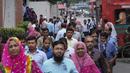 Pegawai pemerintah tiba di kantor lebih awal di Dhaka, Bangladesh, Rabu, 24 Agustus 2022. Sekolah-sekolah di Bangladesh akan tutup satu hari lagi setiap minggunya dan kantor-kantor pemerintah serta bank akan mempersingkat hari kerja mereka satu jam untuk mengurangi penggunaan listrik di tengah kekhawatiran kenaikan bahan bakar harga dan dampak perang Ukraina. (AP Photo/Mahmud Hossain Opu)