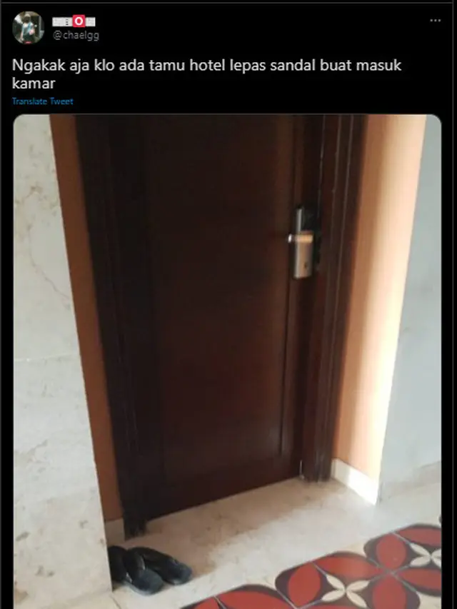 6 Potret Kocak Orang Lepas Sandal di Tempat Umum Ini Bikin Geleng Kepala