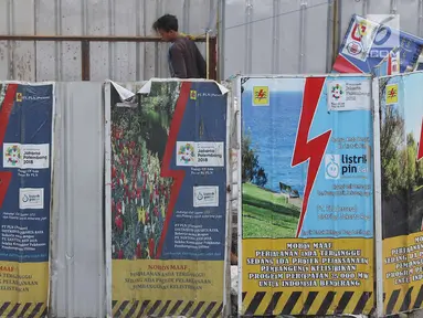 Pekerja menyelesaikan proyek galian kabel bawah tanah di tengah Jalan Gajah Mada, Jakarta, Senin (11/6). Proyek yang dicanangkan Mei 2015 tersebut merupakan bagian dari proyek pembangkit listrik 35.000 megawatt (MW). (Liputan6.com/Immanuel Antonius)