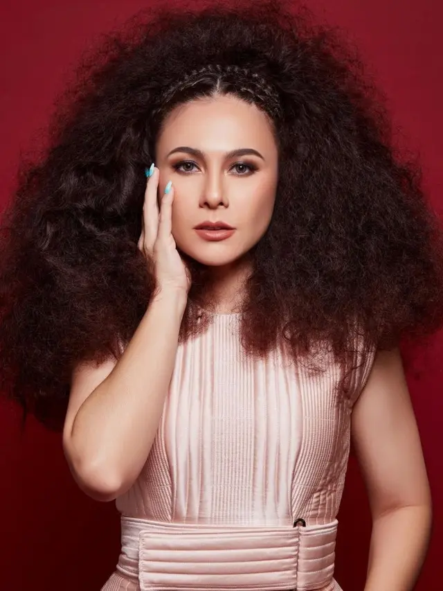 Wulan Guritno dengan Rambut Keriting
