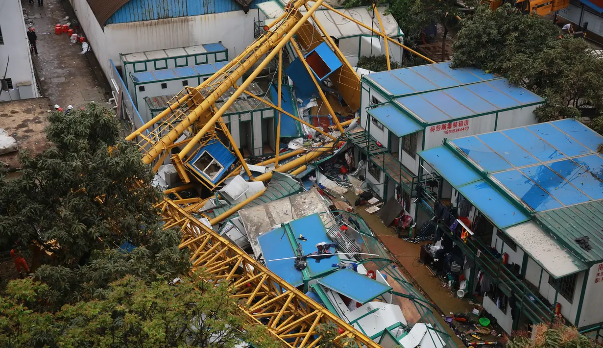 Sebuah crane besar runtuh menimpa bangunan sementara dua lantai di Kota Dongguang, Guangdong, Tiongkok, Rabu (13/4). 18 orang tewas sementara belasan lainnya dilarikan ke rumah sakit akibat kejadian tersebut. (AFP/CHINA OUT)