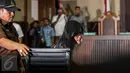 Jessica Kumala Wongso bersiap duduk di kursi terdakwa saat menjalani sidang pembacaan putusan kasus pembunuhan Wayan Mirna Salihin di PN Jakarta Pusat, Kamis (27/10). Jessica sebelumnya dituntut 20 tahun penjara oleh JPU. (Liputan6.com/Faizal Fanani)