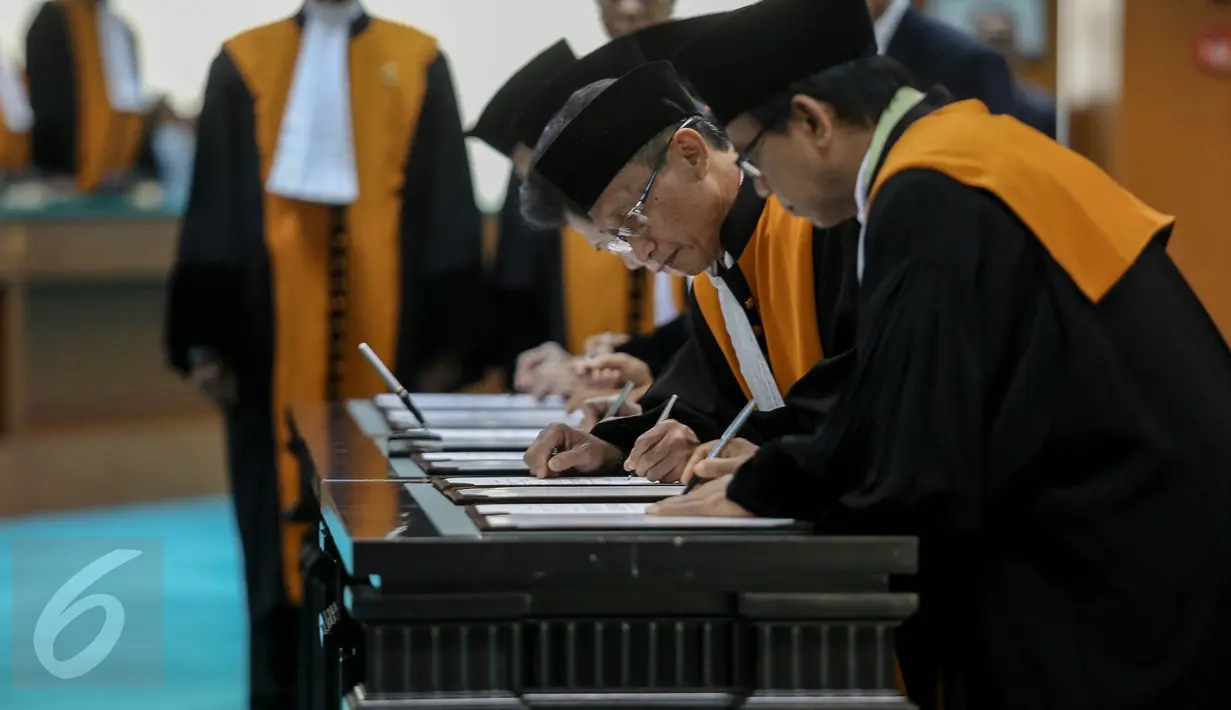 Enam Hakim Agung baru menandatangi dokumen pelantikan di Gedung sekretariat MA, Jakarta, Rabu (5/8/2015). Pelantikan tersebut yang dipimpin Ketua Mahkamah Agung (MA) Muhammad Hatta Ali. (Liputan6.com/Faizal Fanani)