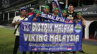Striker Melaka United, Ilija Spasojevic berfoto bersama suporter Persib Bandung yang tergabung dalam Viking Malaysia. (Facebook)