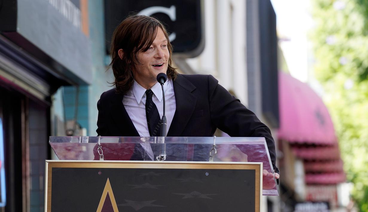 Aktor Norman Reedus berbicara kepada orang banyak saat upacara untuk memberinya bintang di Hollywood Walk of Fame, Los Angeles, Amerika Serikat, 27 September 2022. Norman tampak berkelas dalam setelan jas hitam dengan celana berkaki lebar dan dasi bergaris hitam yang serasi. (AP Photo/Chris Pizzello)
