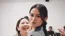 Pesona Maudy Ayunda sebagai anak sekolah semakin maksimal dengan rambut kepang berpita [@maudyayunda]