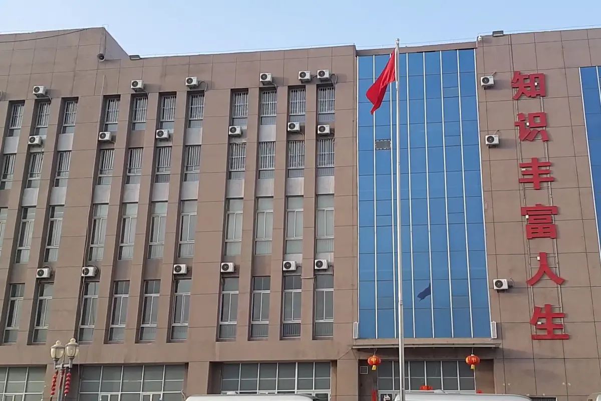 Gedung utama pusat pelatihan vokasional di di Atush, Prefektur Otonomi Kizilsu Kirgiz, Wilayah Otonomi Xinjiang-Uighur (XUAR) (Rizki Akbar Hasan / Liputan6.com)