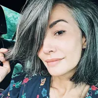 Nadya Hutagalung masuk dalam radar tren rambut warna abu-abu natural alias uban [Foto @nadyahutagalung]