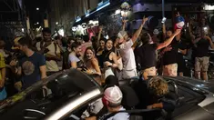 Fans Prancis merayakan kemenangan timnya melawan Jerman setelah pertandingan grup F Euro 2020 di Marseille, Prancis selatan, Selasa (15/6/2021). Prancis menang tipis atas Jerman 1-0 berkat gol bunuh diri bek Jerman, Matt Hummels. (AP Photo/Daniel Cole)