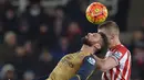 Pemain Stoke City, Ryan Shawcross (kanan) berduel dengan pemain Arsenal, Olivier Giroud (kiri) dpada lanjutan liga Premier Inggris di Stadion Britannia, Stoke-on-Trent, Minggu (17/1/2016). (AFP Photo/Oli Scarff)