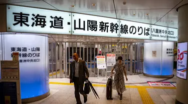 Orang-orang berjalan di depan gerbang tiket yang ditutup untuk Tokaido Shinkansen di Stasiun Tokyo pada 31 Agustus 2024. (Philip FONG/AFP)