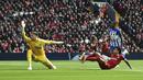 Gelandang Liverpool, Luis Diaz (kanan) mencetak gol penyeimbang 1-1 ke gawang Brighton and Hove Albion yang dikawal Bart Verbruggen pada laga pekan ke-30 Premier League 2023/2024 di Anfield Stadium, Liverpool, Minggu (31/3/2024). (AP Photo/Rui Viera)
