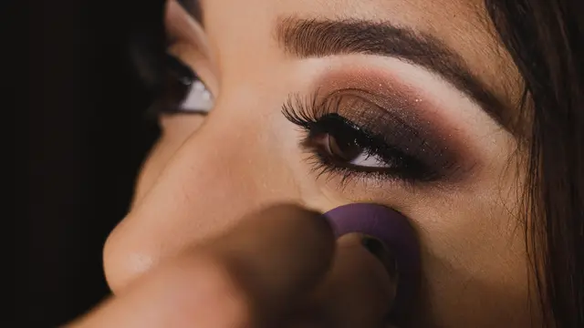 ilustrasi membersihkan kosmetik mata/pexels