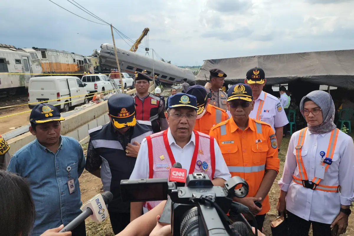 Direktur Jenderal Perkeretaapian Kementerian Perhubungan (Kemenhub) Risal Wasal mengunjungi lokasi kejadian tabrakan KA Turangga dan KA Lokal Commuter Line Bandung Raya. (Dok Kemenhub)