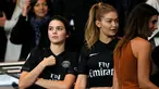  Model Amerika Kendall Jenner (kiri) dan Gigi Hadid (kanan) menyaksikan partai  Ligue 1 Perancis antara PSG and Olympique Marseille di Parc des Princes stadium,Paris, Minggu (04/10/2015). PSG menang 2-1. (EPA/Ian Langsdon)