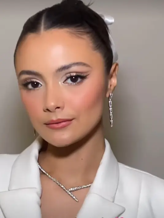 Amanda Rawles pun tampil stunning dengan makeup grafis bernuansa silver dan updo berpita [@amandarawles]