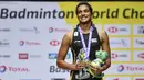 Pebulu tangkis Putri India, Pusarla Venkata Sindhu berada di atas podium usai mengalahkan pebulu tangkis Putri Jepang,  Nozomi Okuhara pada babak final Kejuaraan Dunia Bulu Tangkis 2019 di St. Jakobshalle, Basel, Swiss, Minggu (25/8/2019). Sindhu menang dengan skor 21-7, 21-7. (FABRICE COFFRINI/AFP)