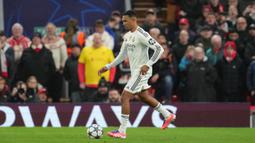 Pemain Real Madrid, Trent Alexander-Arnold menggiring bola dalam laga Liga Champions 2025/2026 melawan Liverpool di Anfield, Liverpool, Inggris, Selasa (04/11/2025) waktu setempat. (AP Photo/Jon Super)