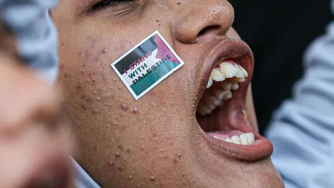 Mereka berorasi dengan menyerukan kemerdekaan Palestina.
