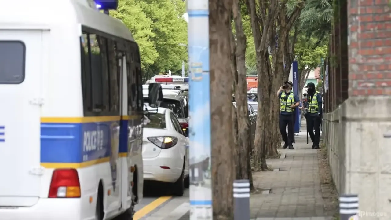 Polisi berpatroli di sekitar SMA Songchon di Daejeon, Korea Selatan, 4 Agustus 2023, dekat lokasi penikaman. (Kang Soo-hwan/Yonhap via AP)