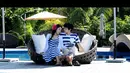 Kemesraan mereka terlihat saat di pinggir kolam renang. Sungmin dan Sa Eun duduk berdua, menunjukkan betapa mereka menikmati suasana resort tempat mereka menginap. (www.koreaboo.com)