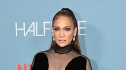 Penyanyi-aktris AS Jennifer Lopez menghadiri pemutaran perdana "Halftime" pada malam pembukaan Festival Tribeca di New York City, 8 Juni 2022. Jennifer Lopez atau J.Lo mengenakan gaun hitam lengan panjang yang memiliki turtleneck, juga menampilkan panel tipis memamerkan lekuk tubuhnya yang indah. (Jamie McCarthy /Getty Images via AFP)